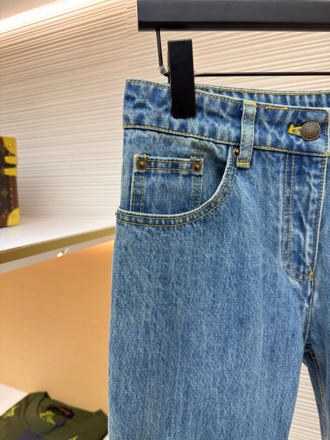 LOUIS VUITTON rope embroidered jeans ●Authentic product: purchased and developed by 13270 ●Item number: 1680836-A95 ●Fabric: denim fabric ●Technology: embroidery production ●Version: fitted version ●Weight: about 635 grams ●Size: S-M-L ●Description: The fabric is made of YB customized denim fabric, with straw rope embroidery design on the chest. The overall alignment is straight and delicate, the fabric is comfortable and soft, and the color is consistent without color difference. It can be matched with the same style to create a fashionable look and control various occasions. Customized accessories, complete with three standards, same style for men and women!